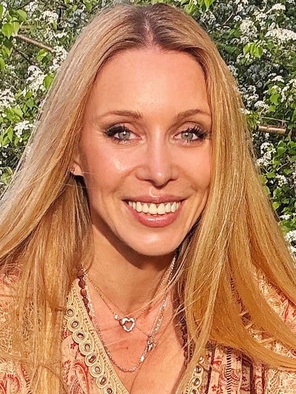 Holistic therapist - Lynda Vik